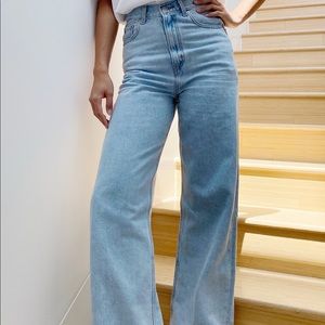 LEVIS HIGH LOOSE jeans size 25 light wash. inseam (30L) *CURRENTLY SOLD OUT*